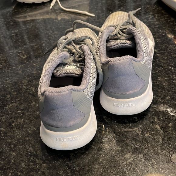 Nike flex run tennis shoes - Picture 3 of 10